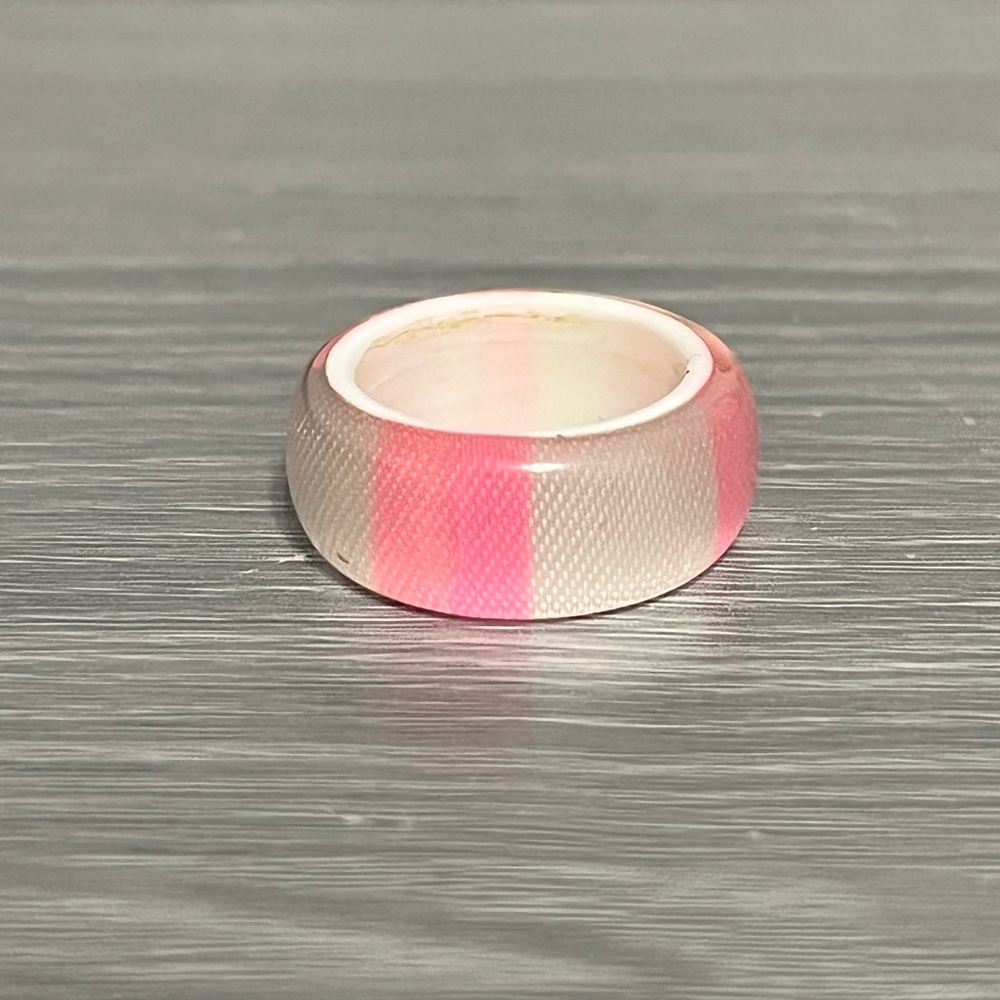Vintage Plastic Lucite Ring, Clear w/ Mesh Pink & White Material Inside, Size 6